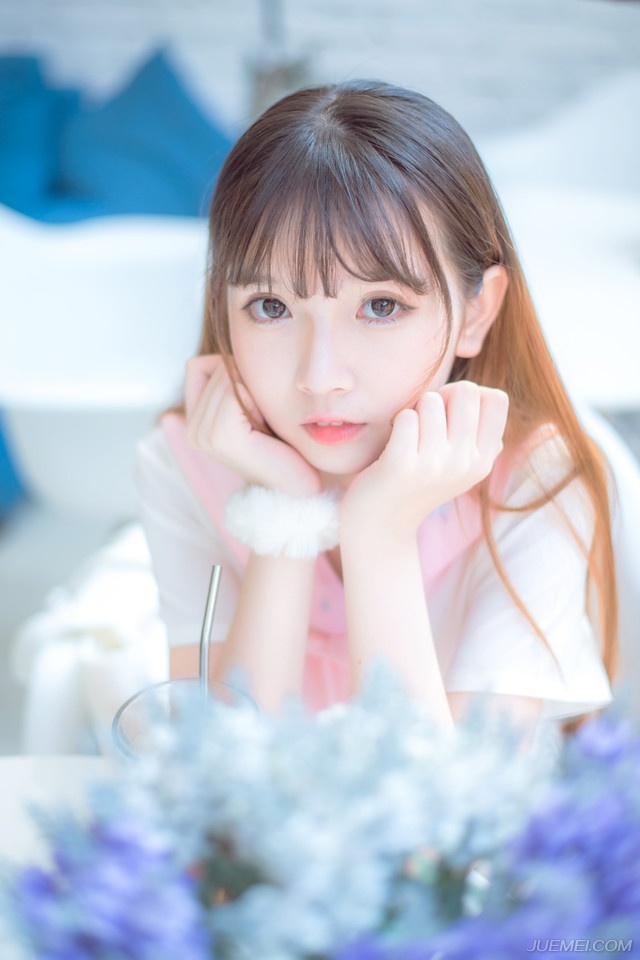 “那些辎重，就赏给这些人吧。”庞德看了一眼已经开始有些混乱的西域战士，皱了皱眉道，作为吕布帐下的精锐部队，对于刘备留下来的那些东西，可是不怎么看得上眼的，但那些兵器对于西域将士而言，还是很有吸引力的。